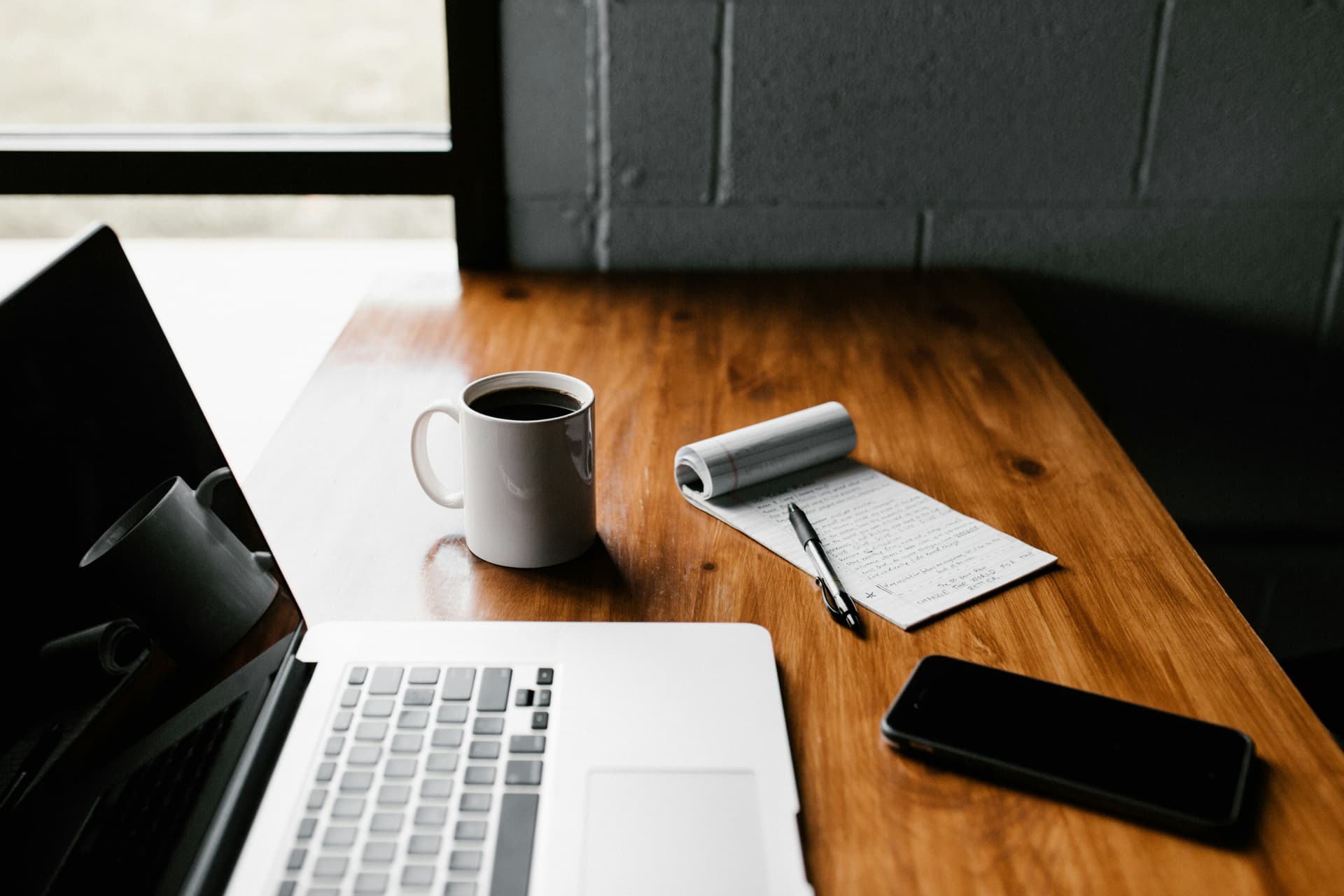 Escritorio con laptop y elementos de trabajo